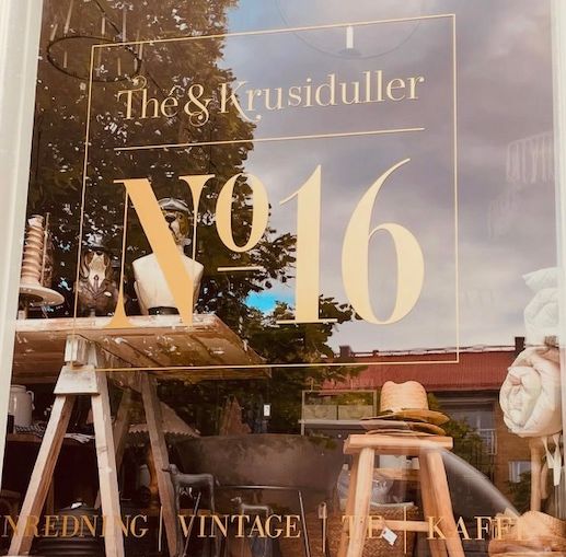 Bild på butikens skyltfönster