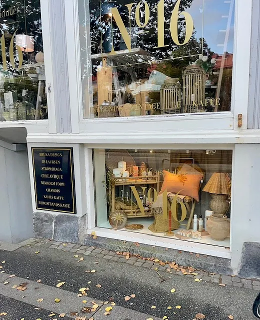 Bild på butikens skyltfönster